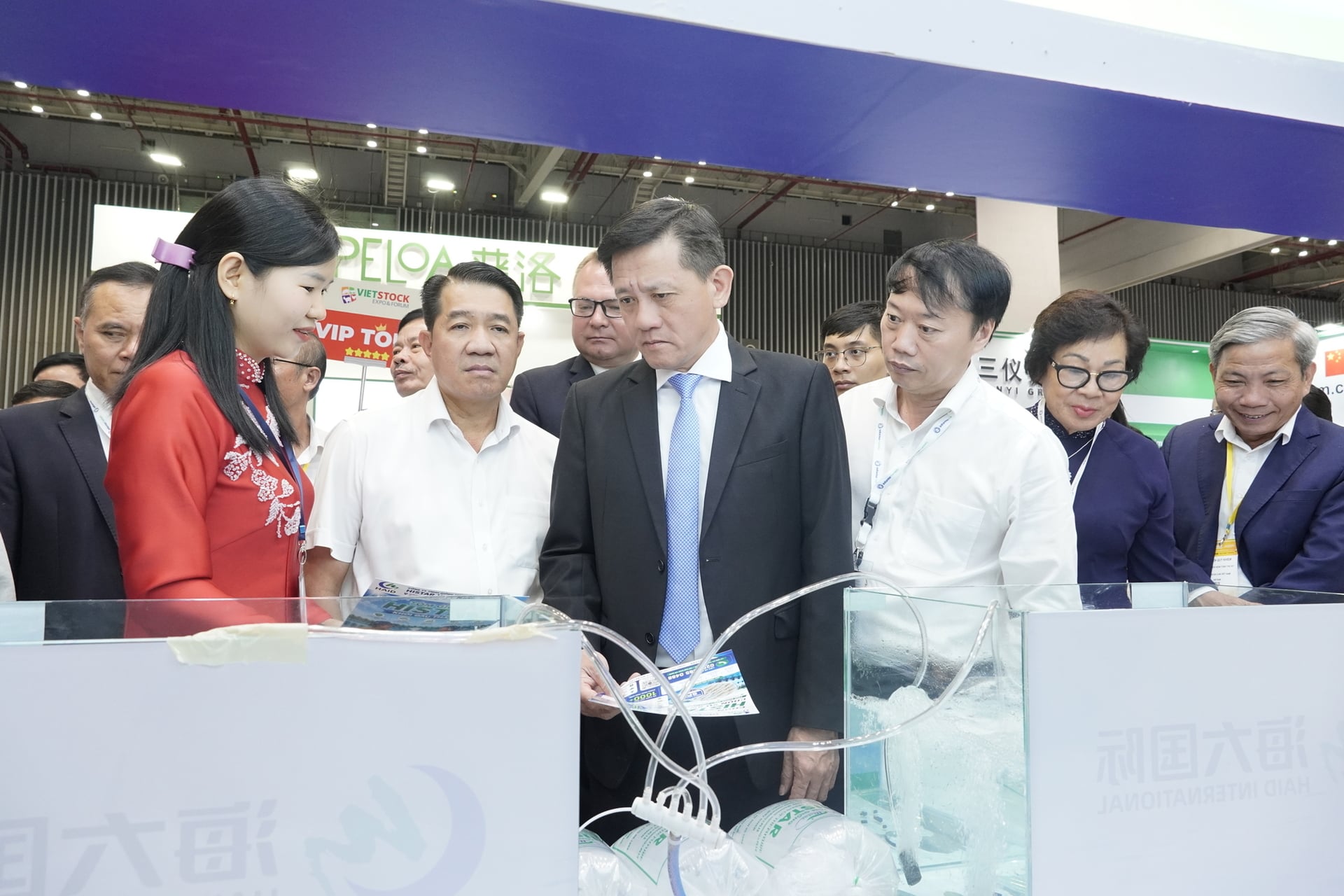 Cục trưởng Cục Chăn nuôi và Thú y Dương Tất Thắng, Phó Tổng Biên tập Báo Nông nghiệp và Môi trường Lê Trọng Đảm cùng các đại biểu, khách mời tham quan một số gian hàng tại Vietstock 2026. Ảnh: Hồng Thắm. Cục trưởng Cục Chăn nuôi và Thú y Dương Tất Thắng, Phó Tổng Biên tập Báo Nông nghiệp và Môi trường Lê Trọng Đảm cùng các đại biểu, khách mời tham quan một số gian hàng tại Vietstock 2026. Ảnh: Hồng Thắm.
