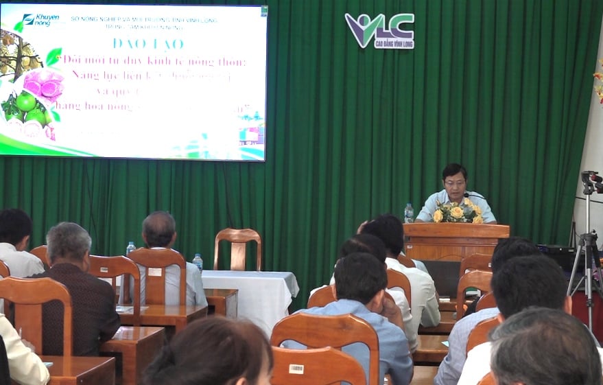 Ông Trang Thuận, Phó Giám đốc Trung tâm Khuyến nông tỉnh Vĩnh Long phát biểu khai mạc lớp tập huấn. Ảnh: Minh Đảm. Ông Trang Thuận, Phó Giám đốc Trung tâm Khuyến nông tỉnh Vĩnh Long phát biểu khai mạc lớp tập huấn. Ảnh: Minh Đảm.
