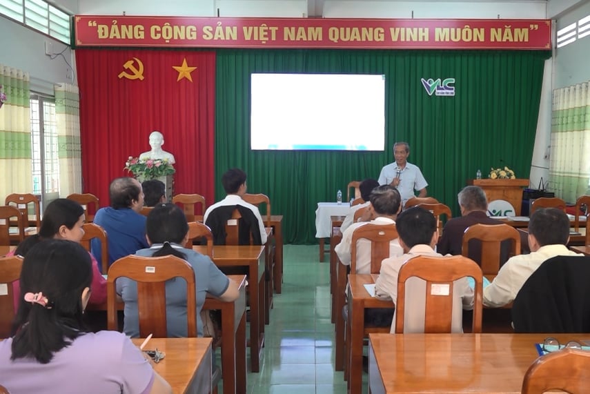 Lớp tập huấn do PGS.TS Nguyễn Phú Son, Trường Kinh tế - Đại học Cần Thơ giảng dạy. Ảnh: Minh Đảm. Lớp tập huấn do PGS.TS Nguyễn Phú Son, Trường Kinh tế - Đại học Cần Thơ giảng dạy. Ảnh: Minh Đảm.