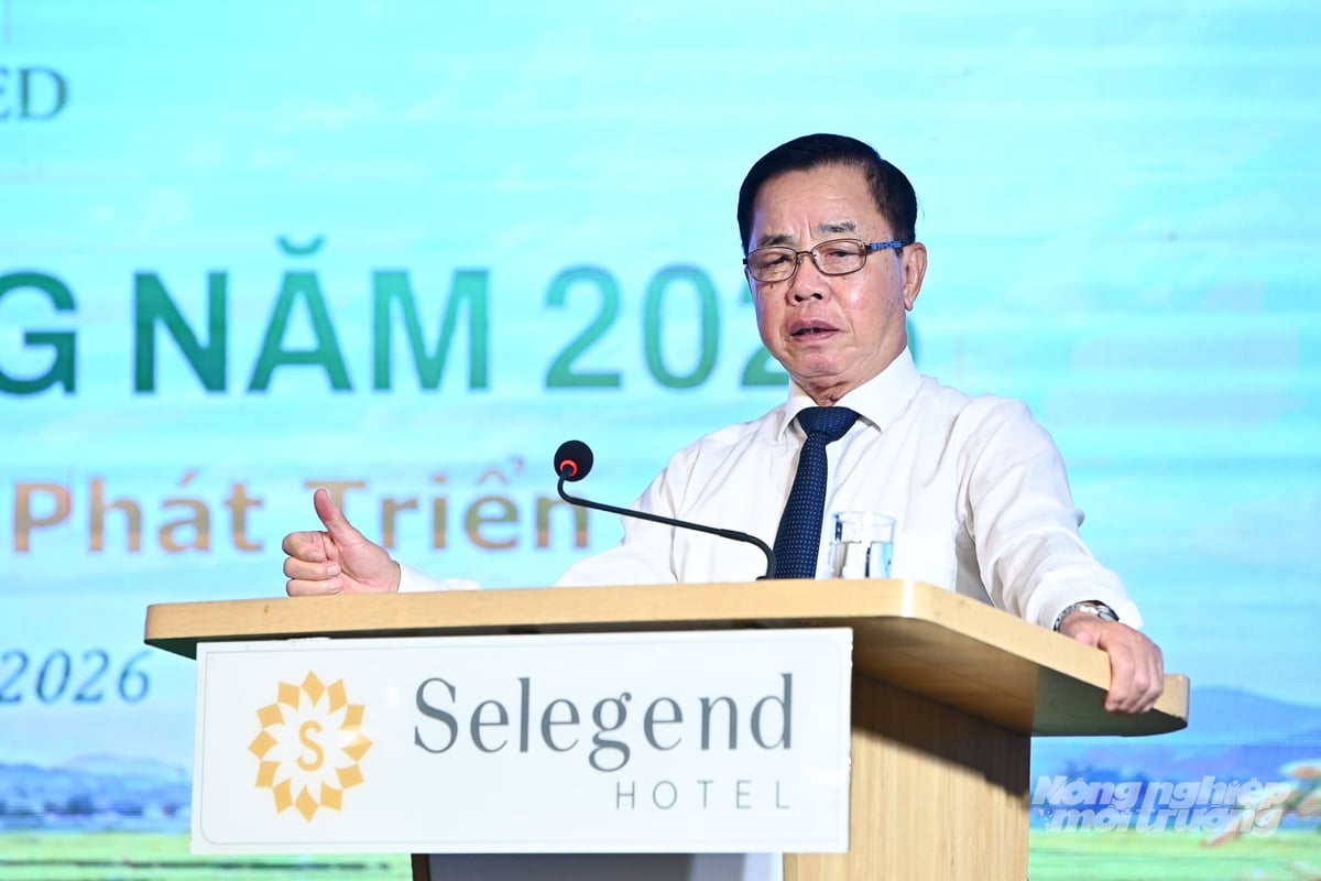 Anh hùng lao động Trần Mạnh Báo, Chủ tịch HĐQT Tập đoàn ThaiBinh Seed chia sẻ với khách hàng tại hội nghị. Ảnh: Tùng Đinh. Anh hùng lao động Trần Mạnh Báo, Chủ tịch HĐQT Tập đoàn ThaiBinh Seed chia sẻ với khách hàng tại hội nghị. Ảnh: Tùng Đinh.