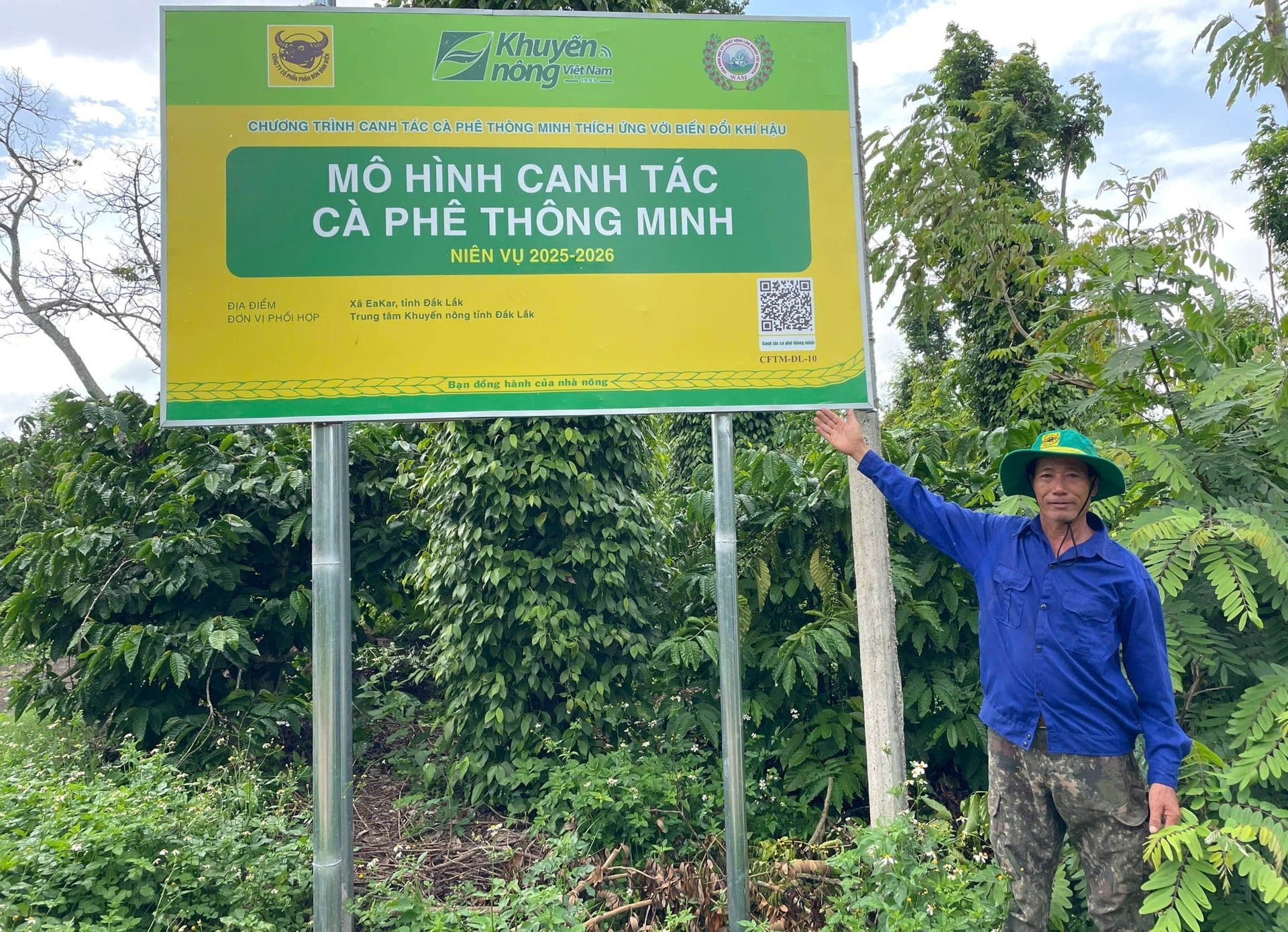 Mô hình canh tác cà phê thông minh thích ứng với biến đổi khí hậu của gia đình ông Nguyễn Huy Thân tại thôn Tân Lộc, xã Ea Kar. Ảnh: Tuấn Trần.