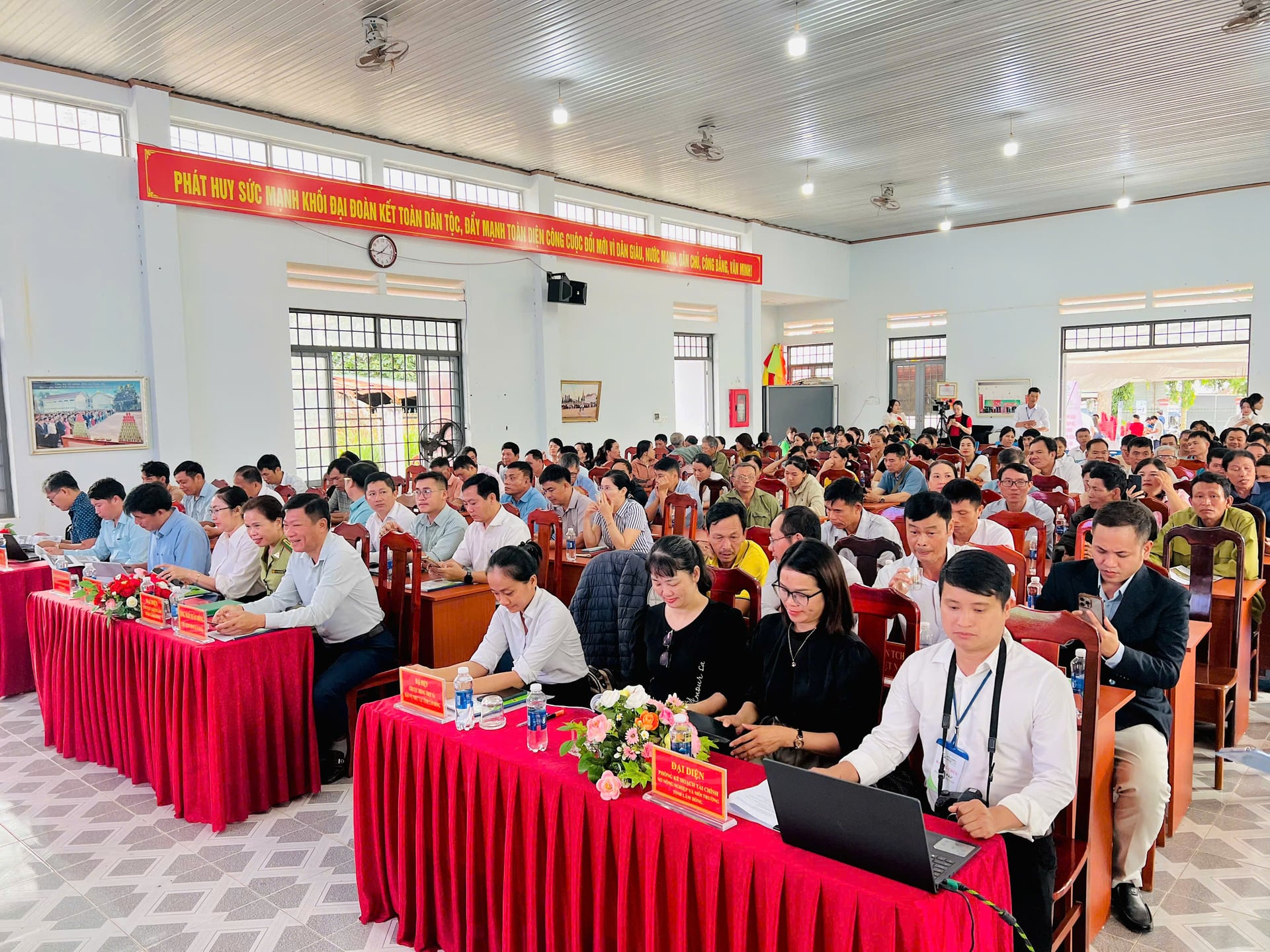 Lãnh đạo các cơ quan, đơn vị cùng đông đảo đại biểu, doanh nghiệp, hợp tác xã, tổ khuyến nông cộng đồng và nông dân tham dự diễn đàn. Ảnh: Nguyễn Thảo.