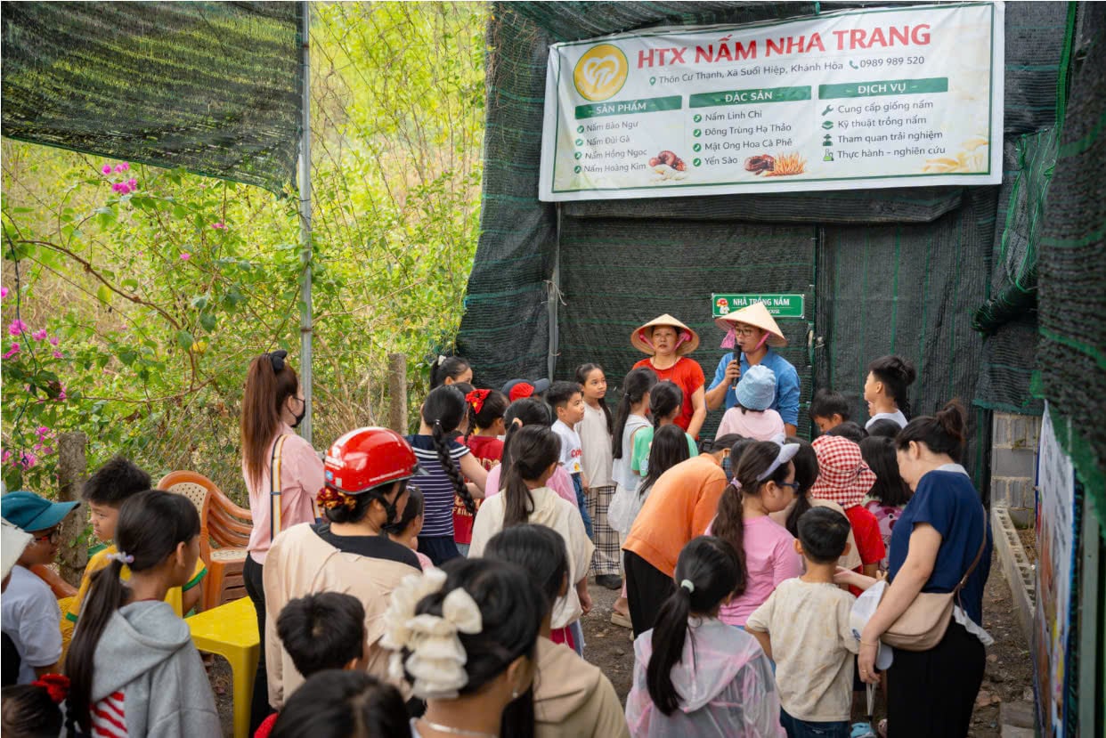 Thời gian qua, mô hình trồng nấm của anh Ngọc là nơi các bạn nhỏ thường xuyên đến tham quan, trải nghiệm. Ảnh: KS.