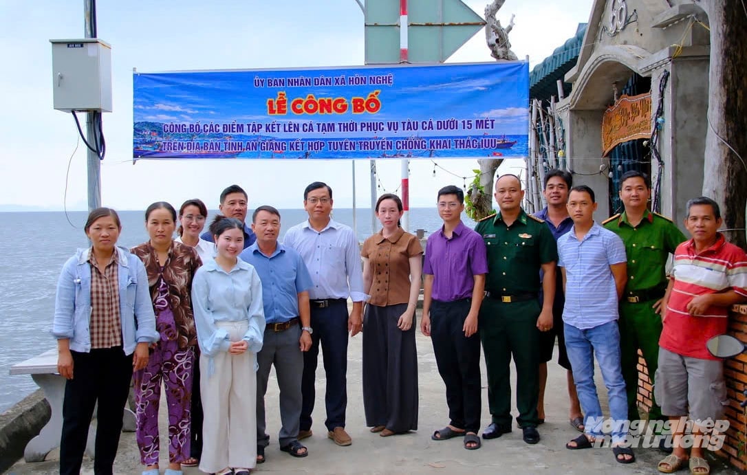 UBND xã Hòn Nghệ vừa công bố mở điểm tập kết lên cá tạm thời tại Bãi Chướng, tạo điều kiện cho ngư dân bốc dỡ hải sản, góp phần quản lý nguyên liệu đánh bắt đúng quy định. Ảnh: Trung Chánh. UBND xã Hòn Nghệ vừa công bố mở điểm tập kết lên cá tạm thời tại Bãi Chướng, tạo điều kiện cho ngư dân bốc dỡ hải sản, góp phần quản lý nguyên liệu đánh bắt đúng quy định. Ảnh: Trung Chánh.