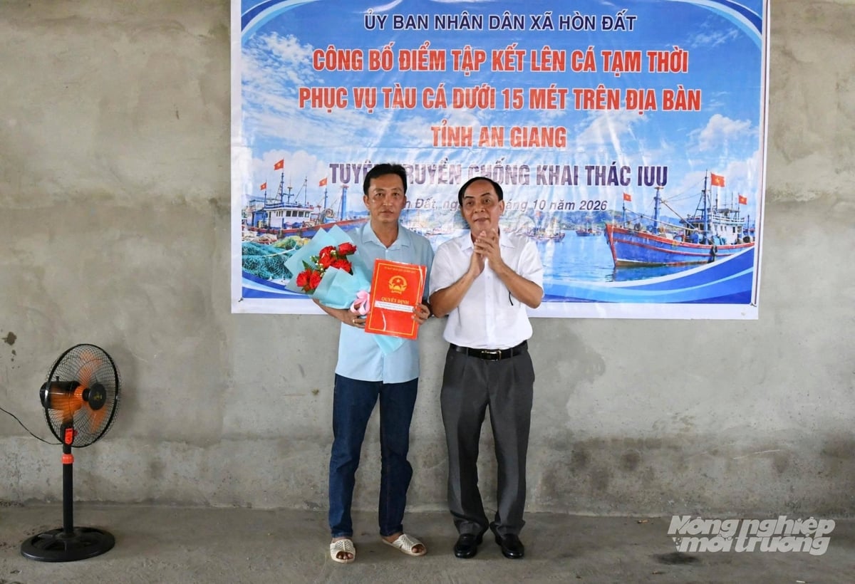 Đại diện UBND xã Hòn Đất trao quyết định công bố mở điểm tập kết lên cá tạm thời ở tổ 5, ấp Vàm Biển phục vụ tàu cá dài dưới 15m bốc dỡ hải sản sau đánh bắt. Ảnh: Trung Chánh. Đại diện UBND xã Hòn Đất trao quyết định công bố mở điểm tập kết lên cá tạm thời ở tổ 5, ấp Vàm Biển phục vụ tàu cá dài dưới 15m bốc dỡ hải sản sau đánh bắt. Ảnh: Trung Chánh.